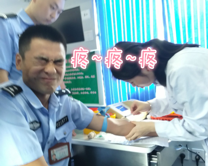 疼skr人！警察在移動(dòng)獻(xiàn)血車上的表情包亮了