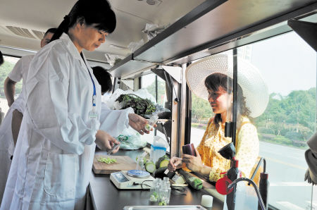 挑選食品安全檢測車廠家，需要注意這3點(diǎn)