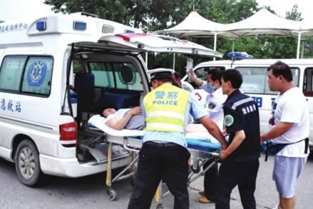 命懸一線牽動人心，救護車臨危不亂治病救人_